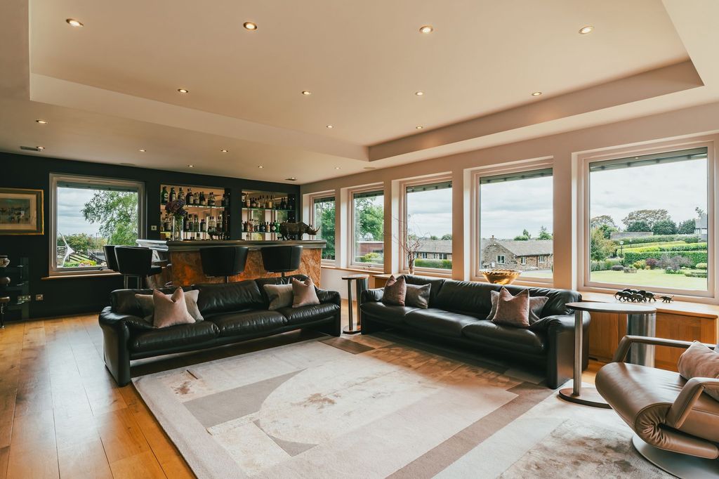 Property photo 3 of 36 Lounge/Bar