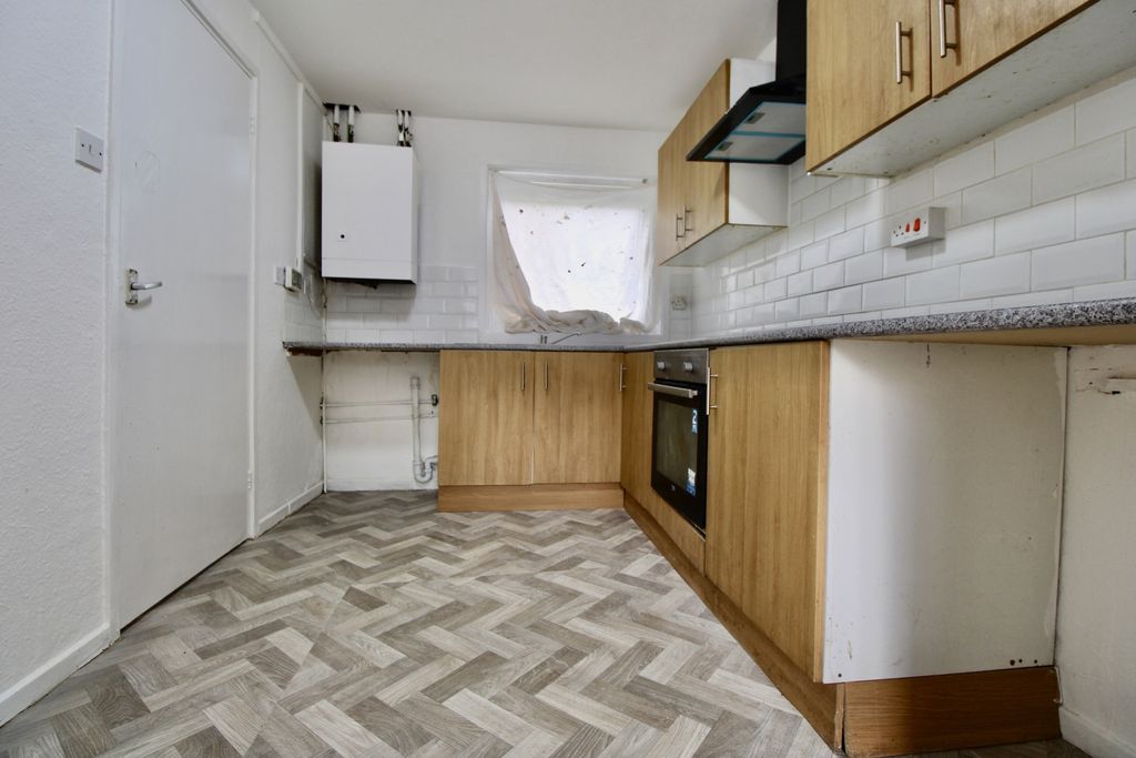 Property photo 3 of 11 Kitchen