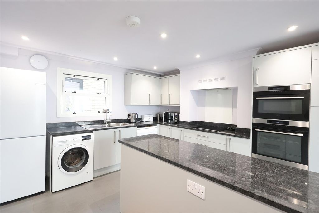 Property photo 3 of 21 Kitchen