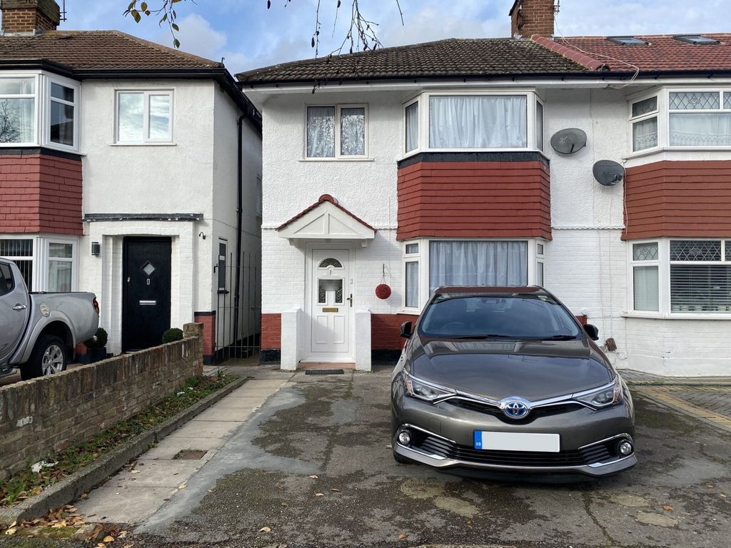 Property photo 1 of 11 Stunning 3-Bedroom Home For Rent In Bedford Road, Ruislip, Ha4 6Na – £2400 Per Month