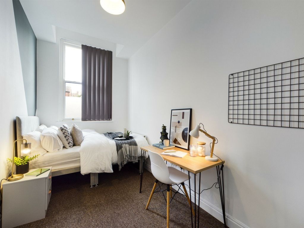 Property photo 3 of 6 A Bright And Inviting Double Bedroom Featuring A c...
