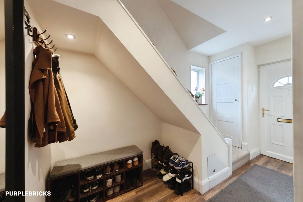 Property photo 2 of 23 Entrance Hall