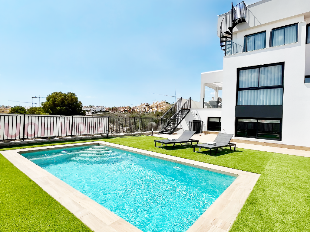 Property photo 2 of 34