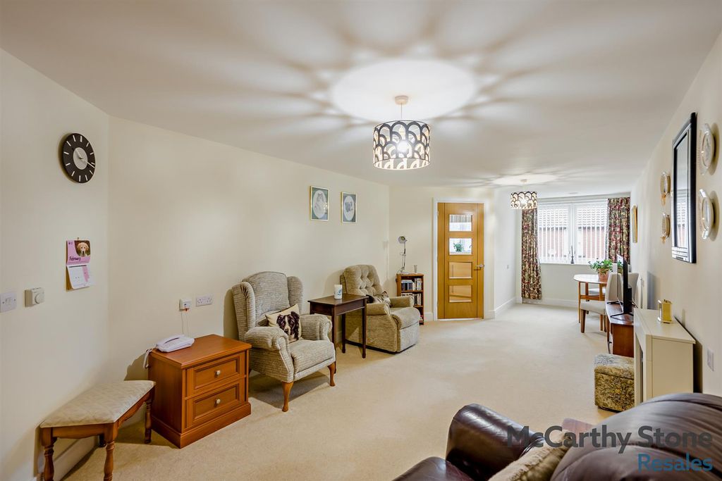 Property photo 3 of 23 8678186-Interior02-800.Jpg