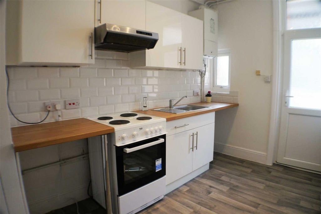 Property photo 3 of 7 Kitchen