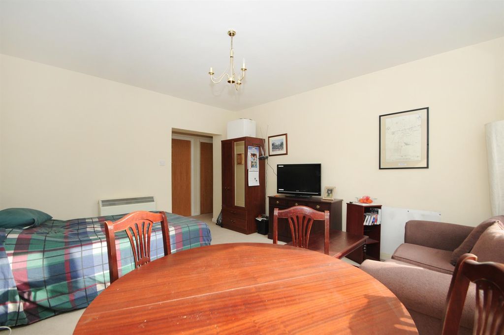 Property photo 3 of 9 Metro Central Heights