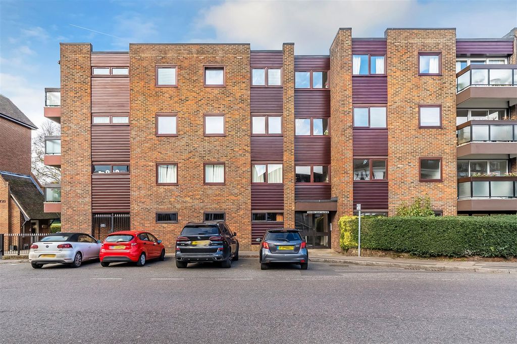 Property photo 1 of 24 18-Oakleigh-Court-23.Jpg