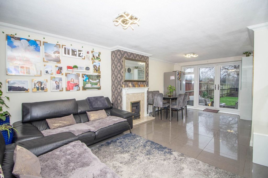 Property photo 2 of 18 Through Lounge