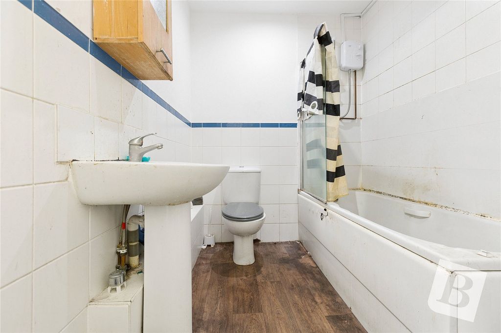 Property photo 3 of 11 Family Bathroom