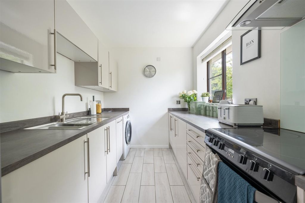 Property photo 3 of 17 Thurlow Close