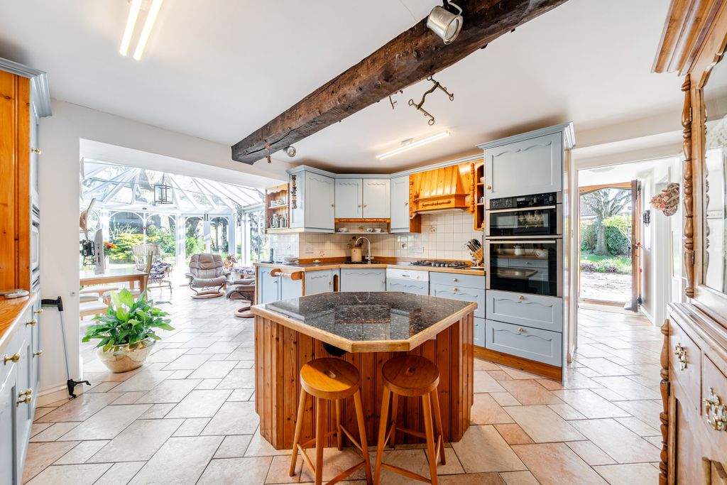 Property photo 3 of 24 Kitchen / Breakfast Room