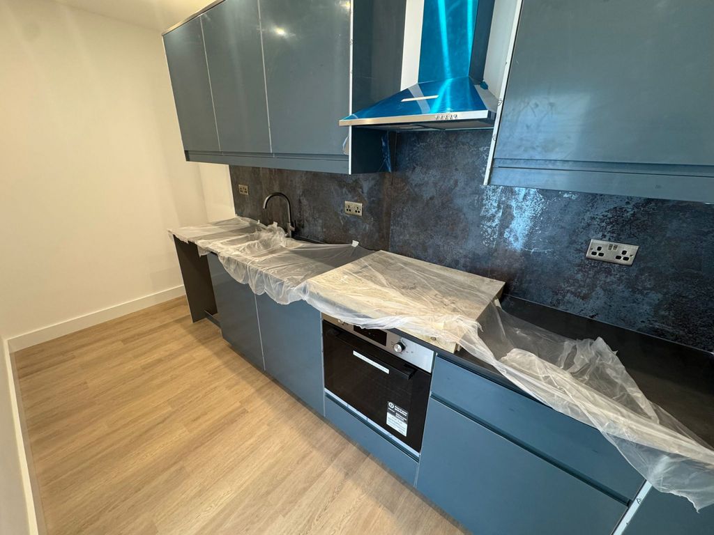 Property photo 1 of 3 New One-Bedroom Flat Located On North End, Croydon Cr0