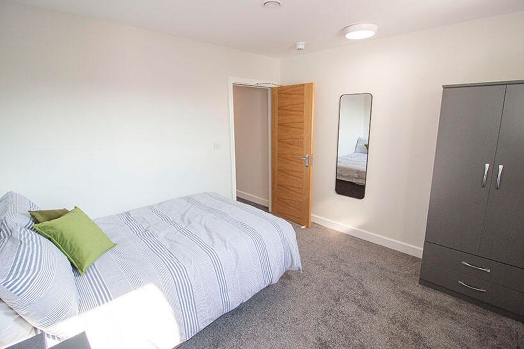 Property photo 2 of 10 This Inviting Double Bedroom Features A Cozy Layou...