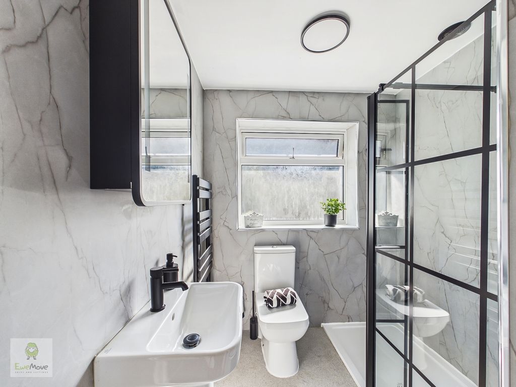 Property photo 2 of 27 Family Bathroom