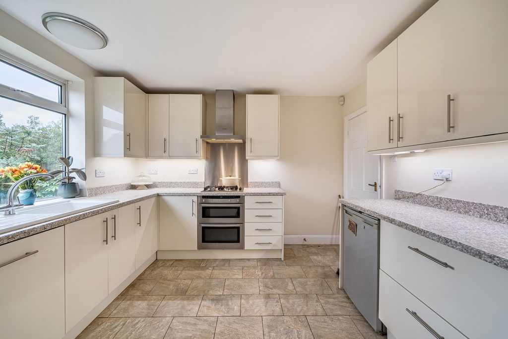 Property photo 2 of 21 1411167-11-698F74...