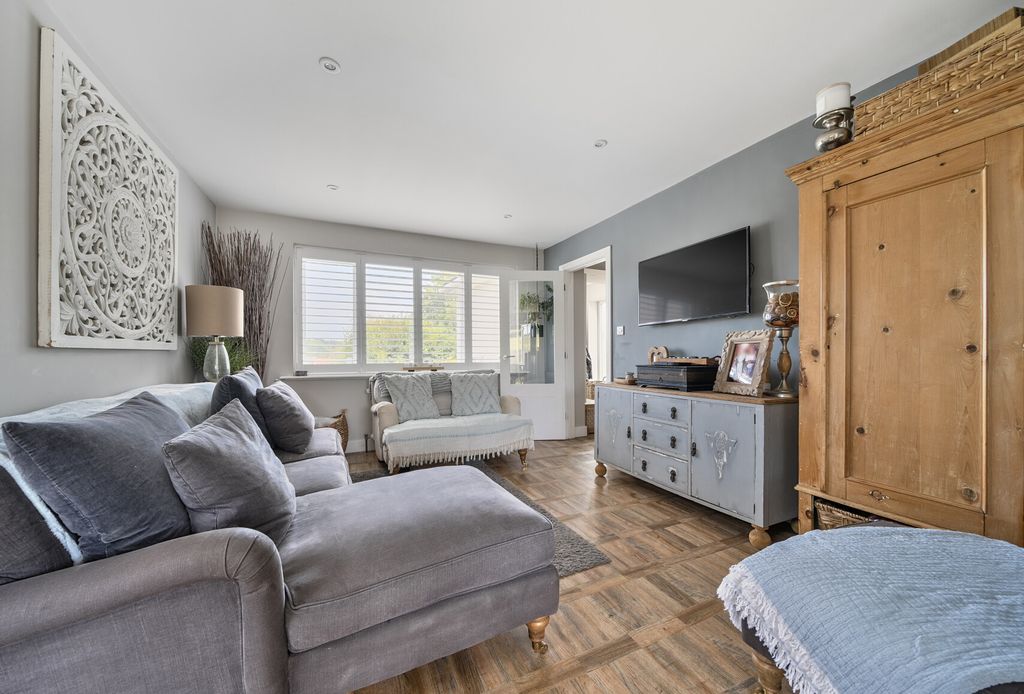 Property photo 3 of 21 1309063-11-684c2c...