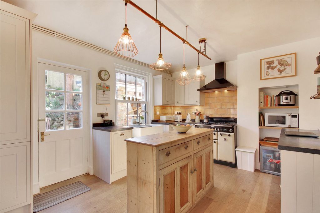 Property photo 2 of 10 Kitchen