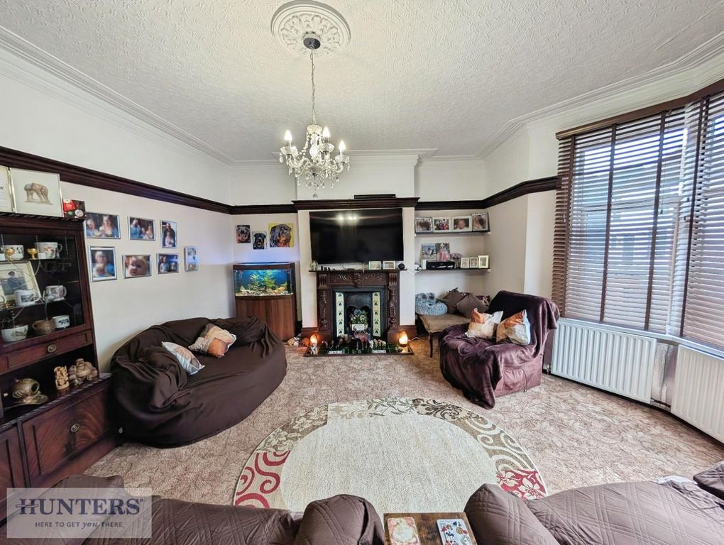 Property photo 3 of 19 Lounge