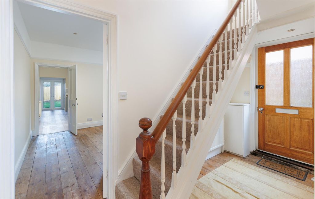 Property photo 2 of 20 Entrance Hall