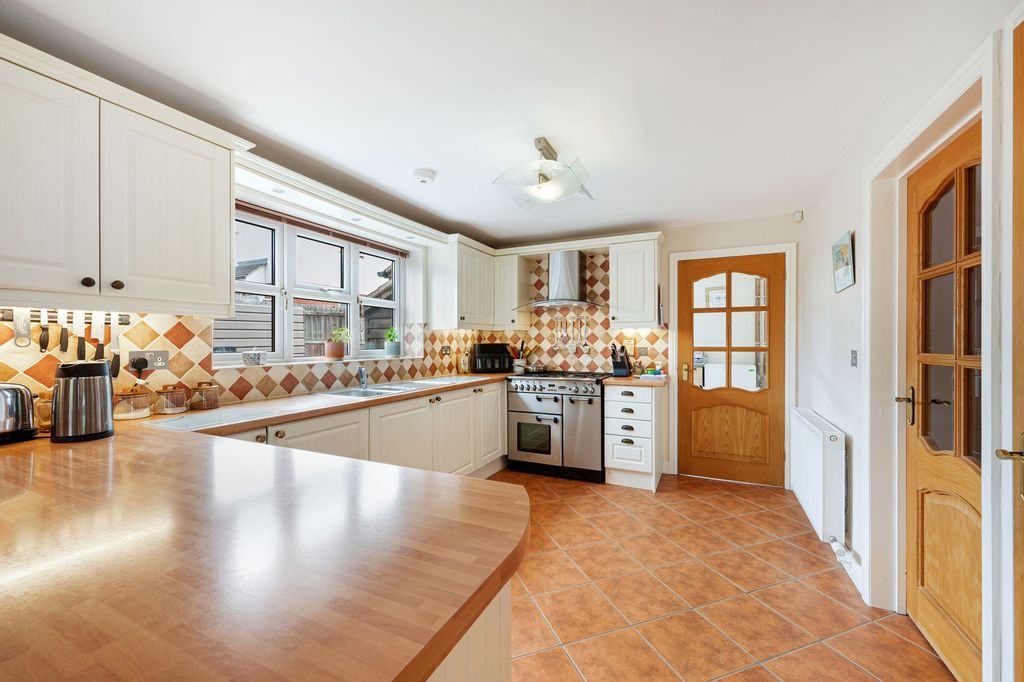 Property photo 2 of 33