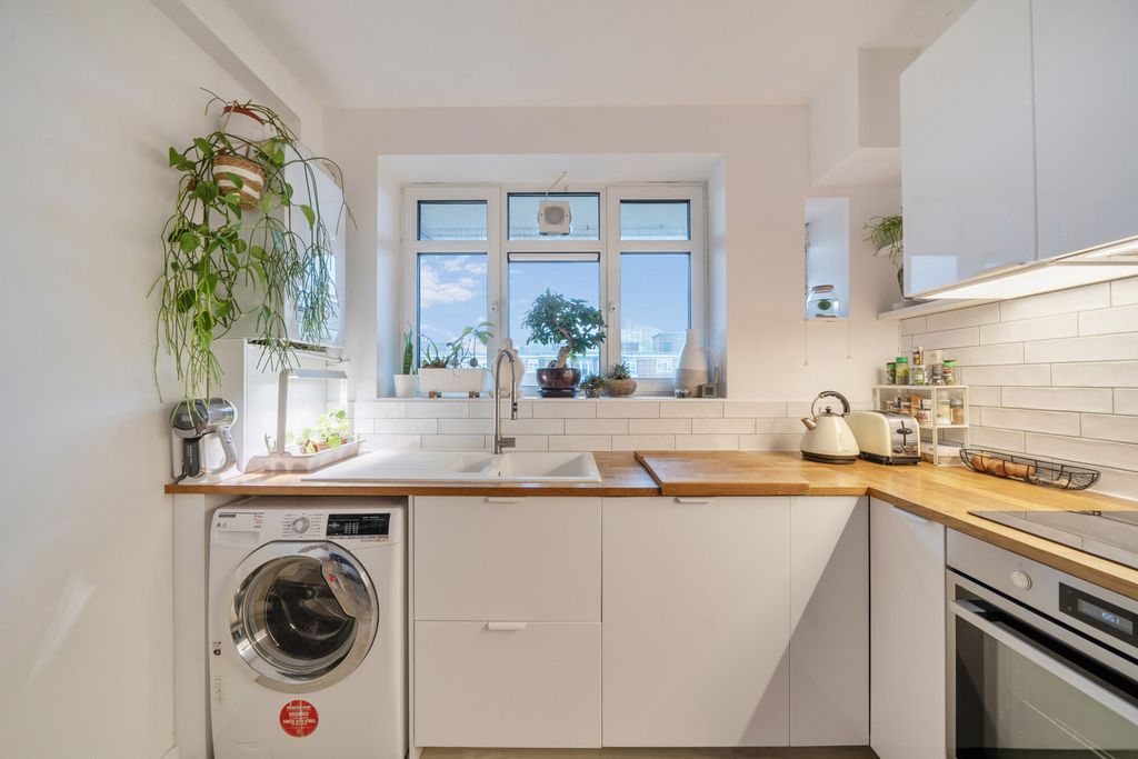 Property photo 2 of 21 1410693-18-698Df9...