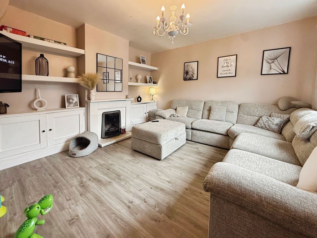 Property photo 3 of 11 Lounge