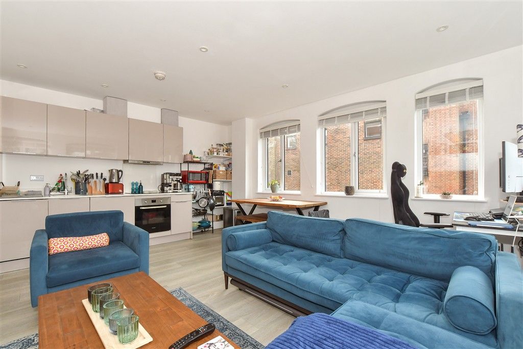 Property photo 2 of 8 Lounge/Kitchen