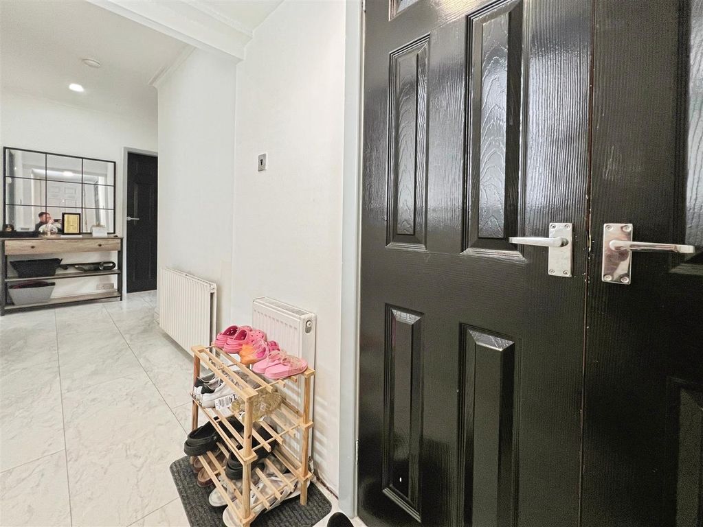 Property photo 3 of 25 Entrance Hall