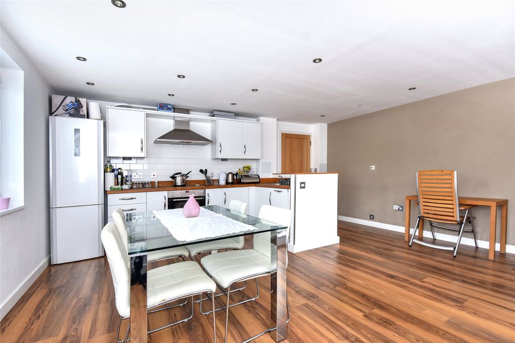 Property photo 2 of 6 Picture No. 11