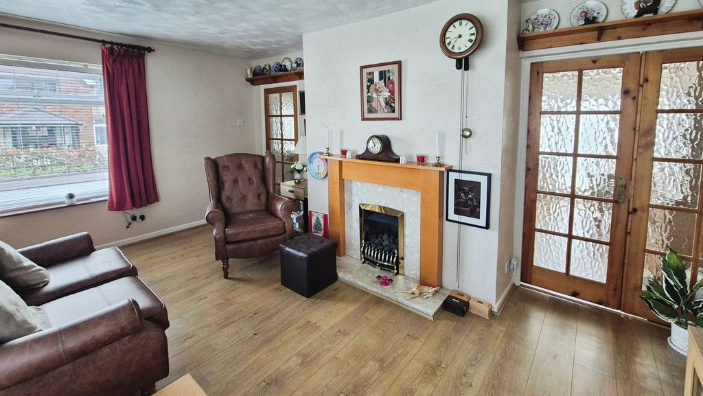 Property photo 3 of 17 Lounge