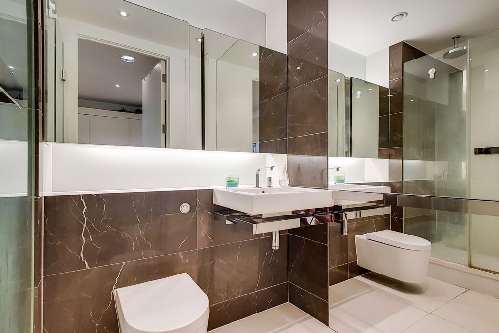 Property photo 3 of 11 Bathroom