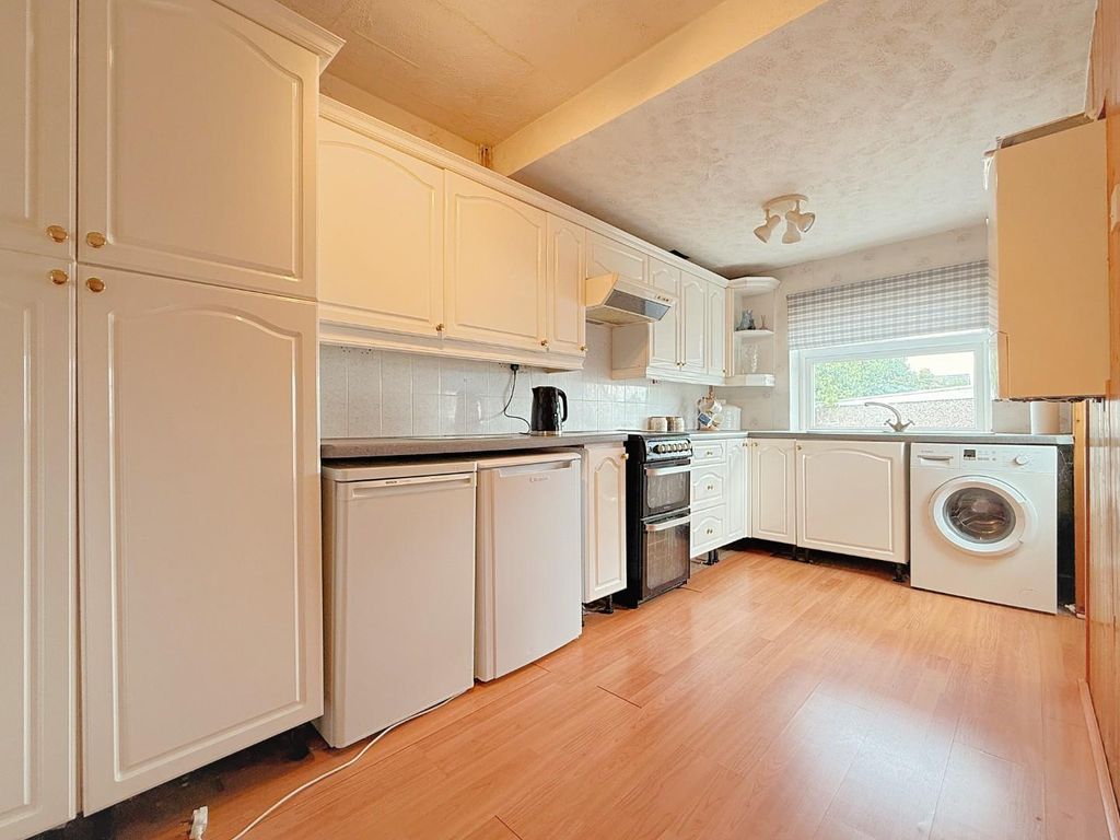 Property photo 3 of 17 Dining Kitchen