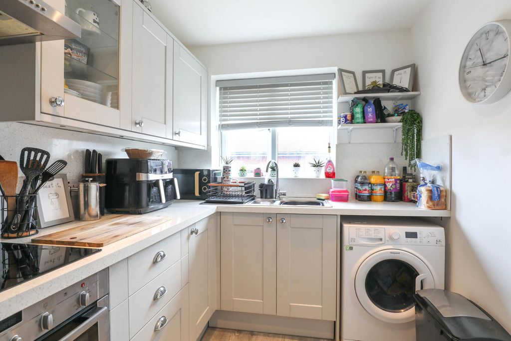 Property photo 2 of 9 Kitchen