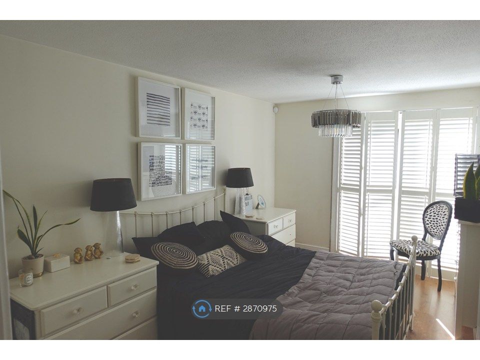 Property photo 2 of 10 Bedroom