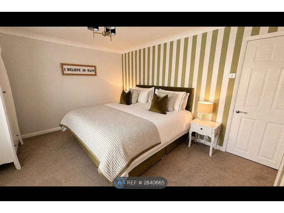 Property photo 1 of 16 Comfortable Master Bedroom With Super King Bed
