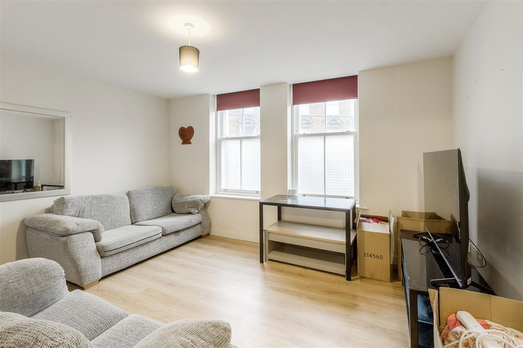 Property photo 2 of 6 Oxford Street Living