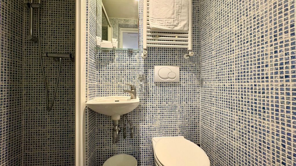 Property photo 3 of 11 Bathroom