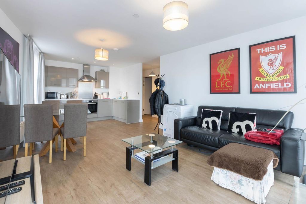 Property photo 2 of 17 Living/ Dining Area