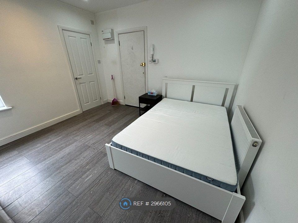 Property photo 1 of 5 Bedroom/Lounge/Kitchen