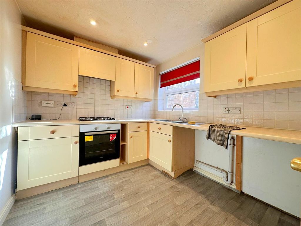 Property photo 3 of 12 Kitchen