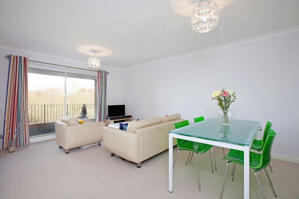 Property photo 3 of 9 32 Salter Close 1...