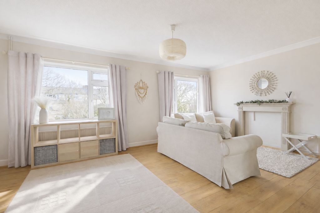 Property photo 2 of 9 7Pmc - Living Room