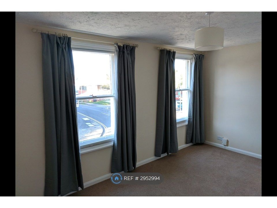 Property photo 1 of 5 Living Room