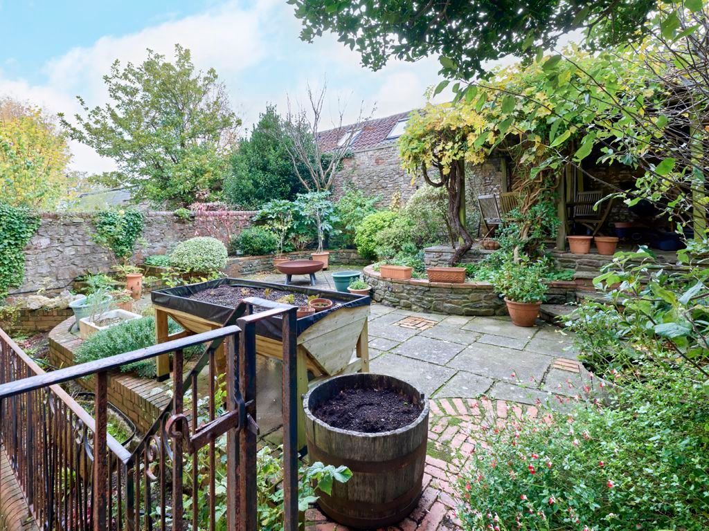 Property photo 2 of 18 Garden