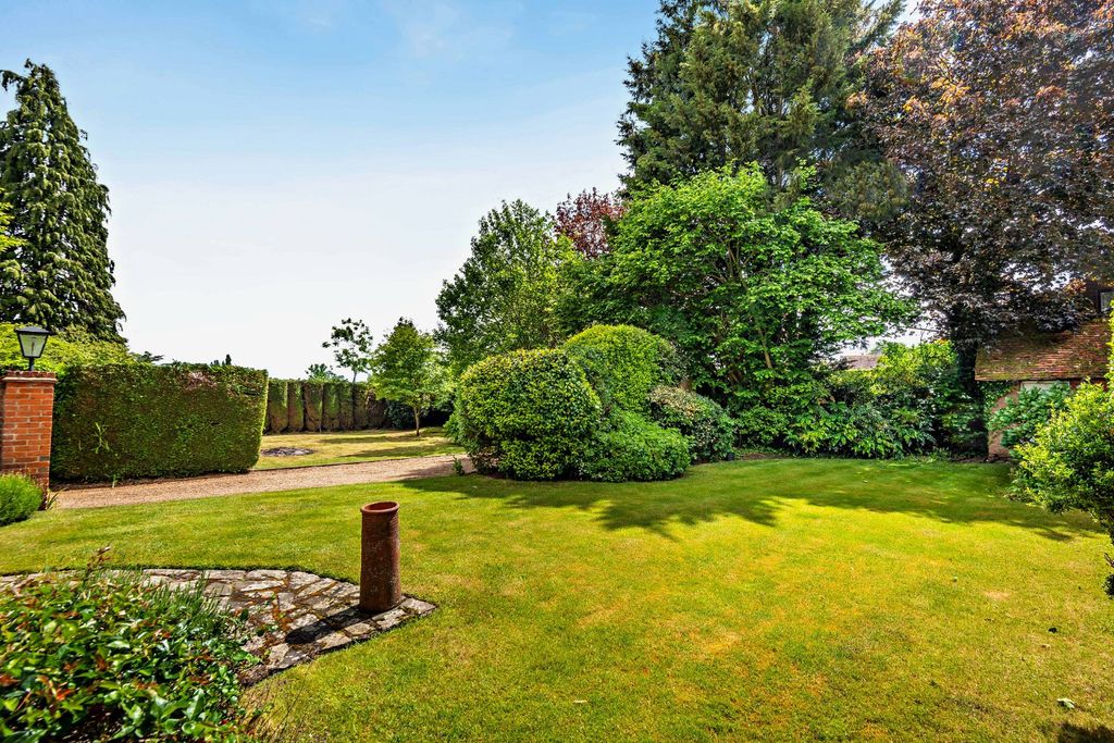 Property photo 2 of 17 Garden & Driveway