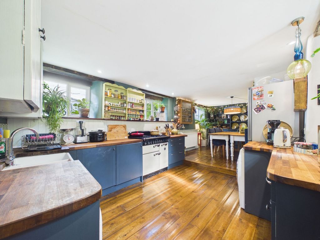 Property photo 3 of 35 Kitchen