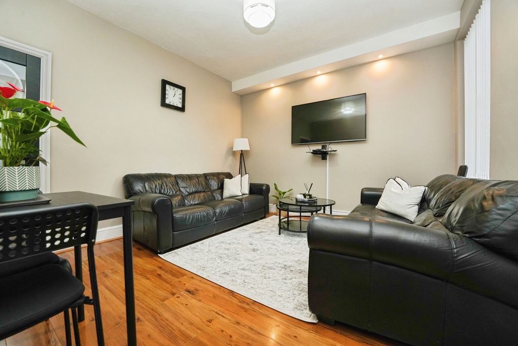 Property photo 3 of 17 Lounge