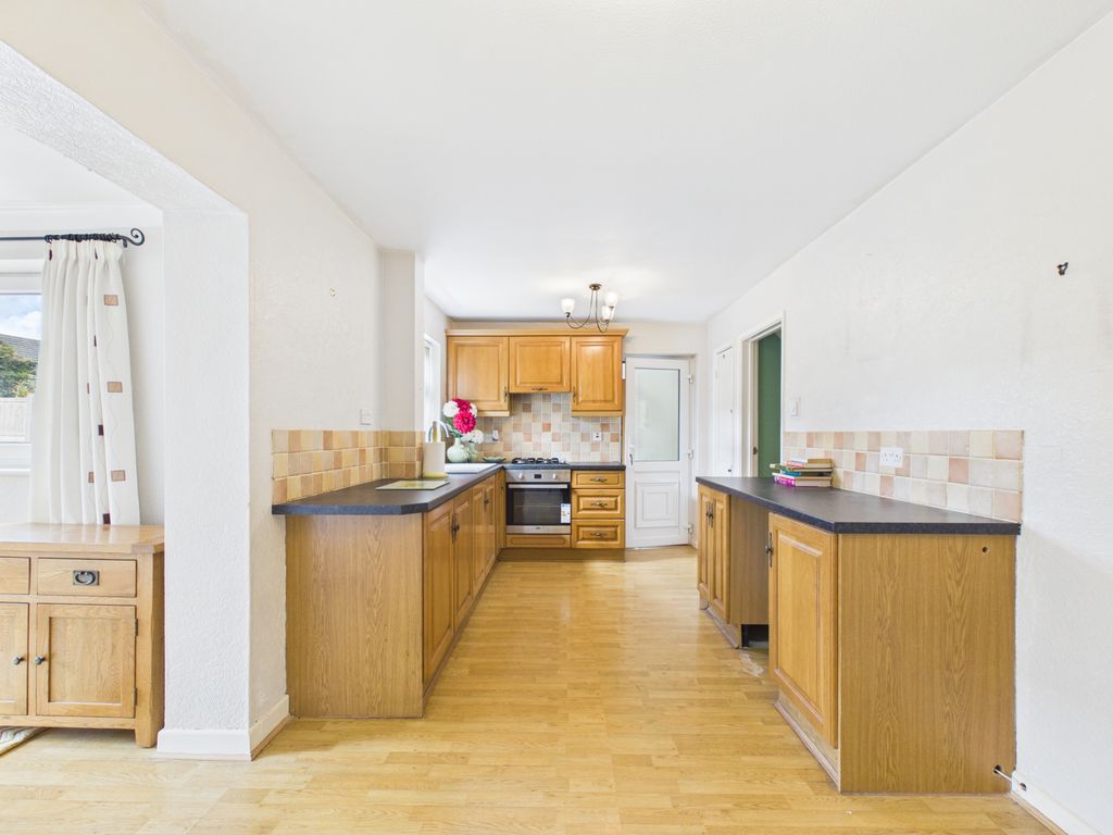 Property photo 3 of 19 Kitchen