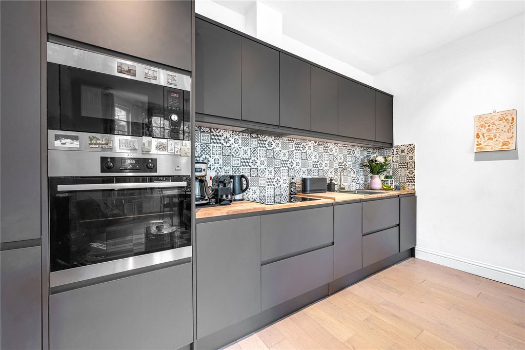 Property photo 2 of 9 Kitchen