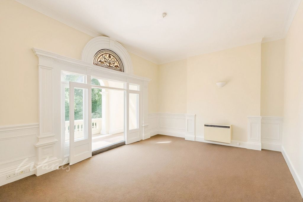 Property photo 3 of 7 Castle Moat Lounge